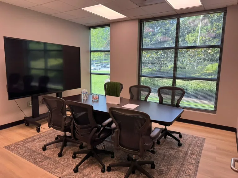 MarQi Cloud meeting room for 8 people with TV and greenery views at World Park